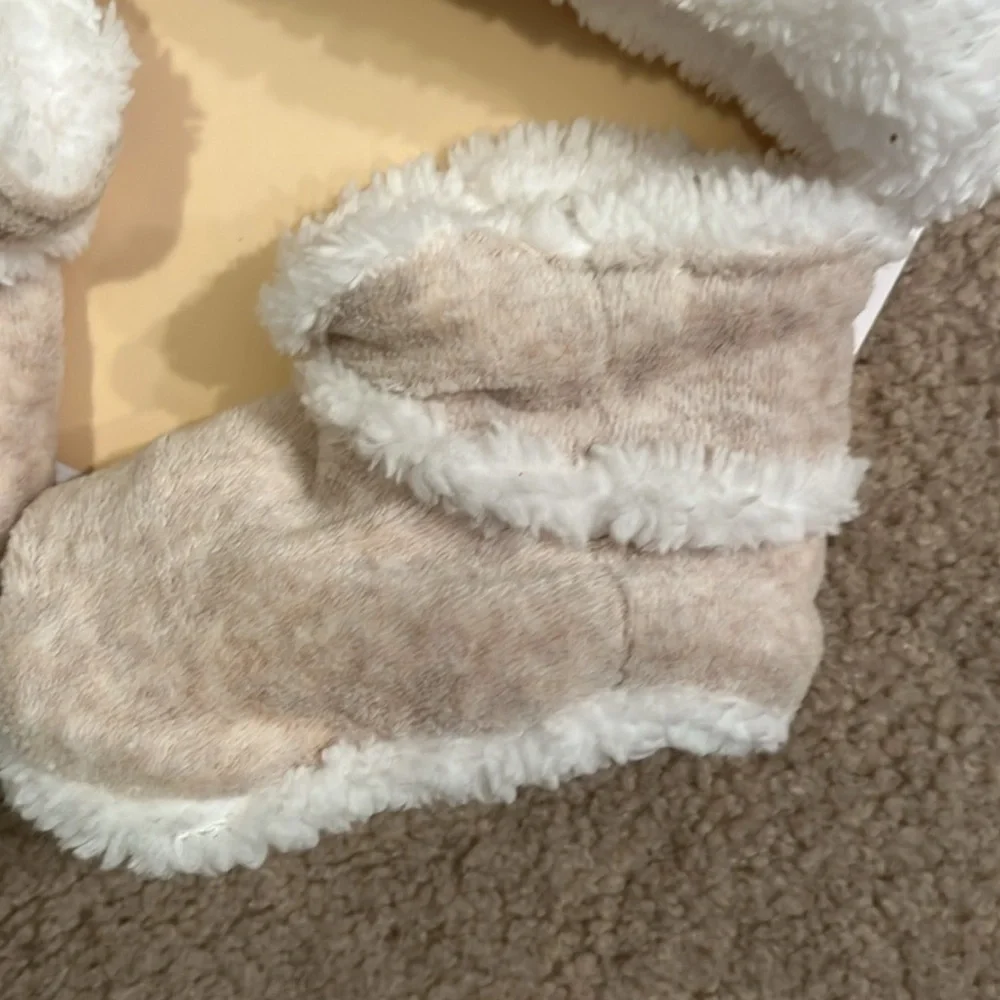 NWT First Impressions Baby Velour Bear Hat and Bootie Set, 0-6mo